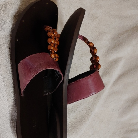 Bass sandals wm. sz.8 - Picture 7 of 9